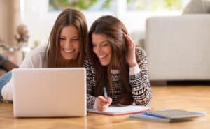 femmes entrepreneures partageant des conseils sur la vente en ligne
